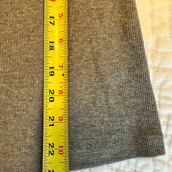 Old Navy Scoop Neck Ribbed Tee – Gray – Size M – Gently Used - Picture 5 of 5